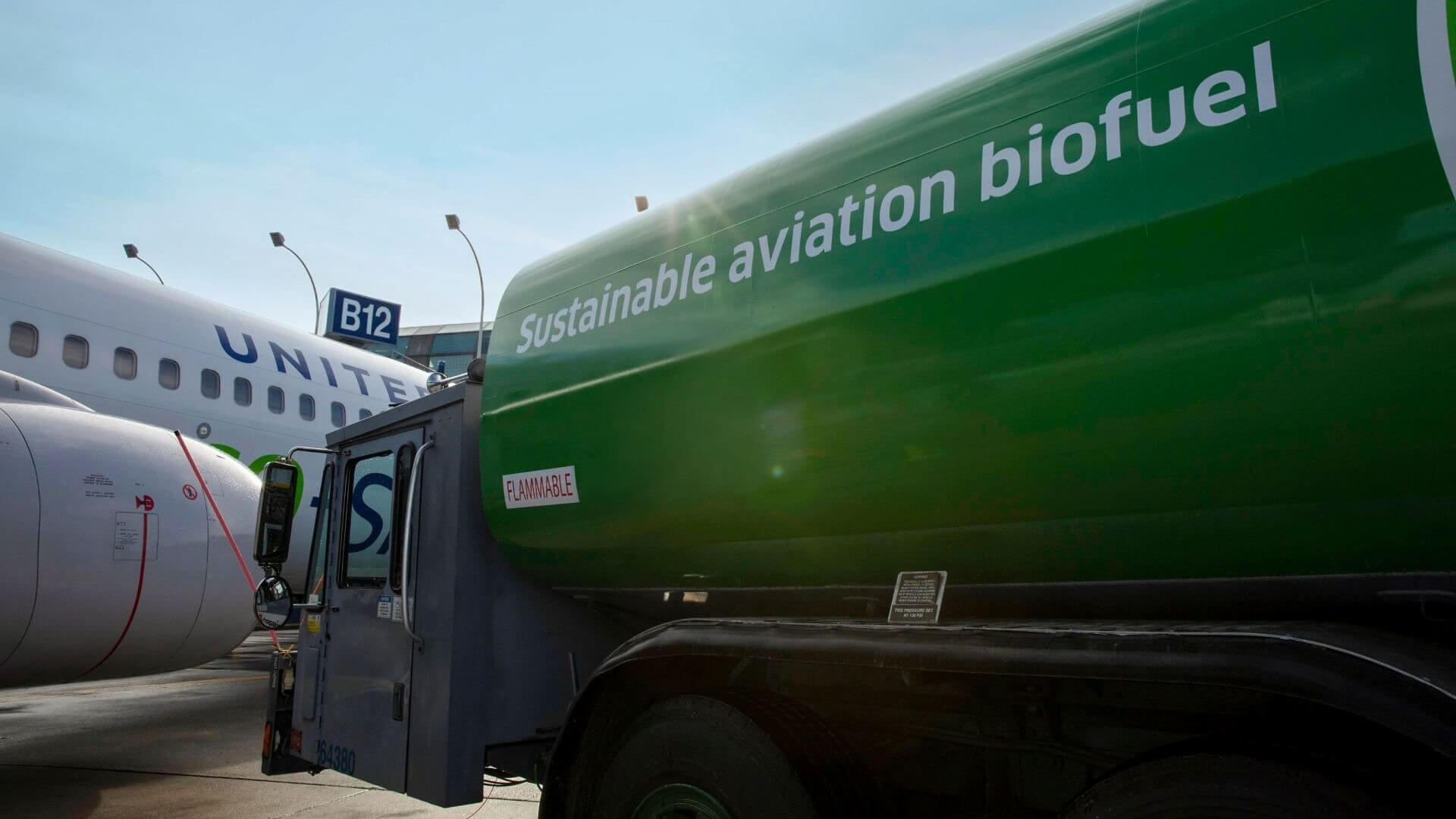 Image of SAF United Airlines fuel tanker